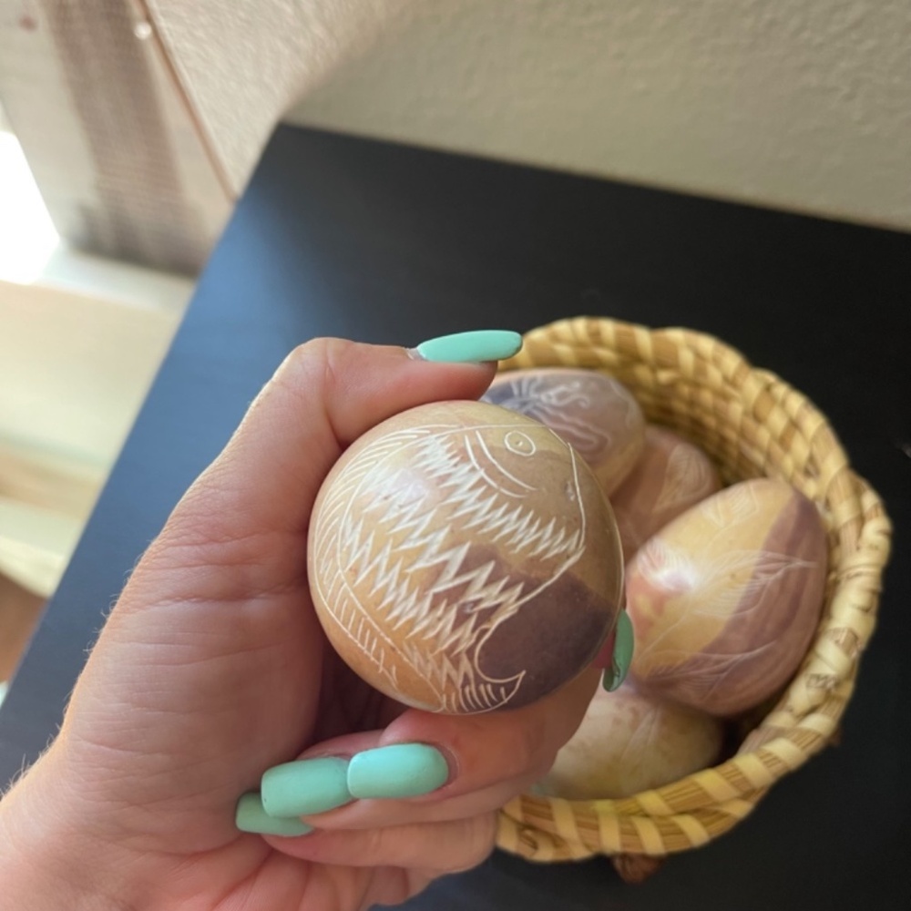 Set of 6 Soapstone Eggs Hand Carved Made in Kenya and Basket - Picture 7 of 8
